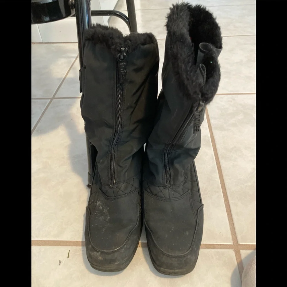Black Totes fur lined snow boots. Size 7.  Waterproof